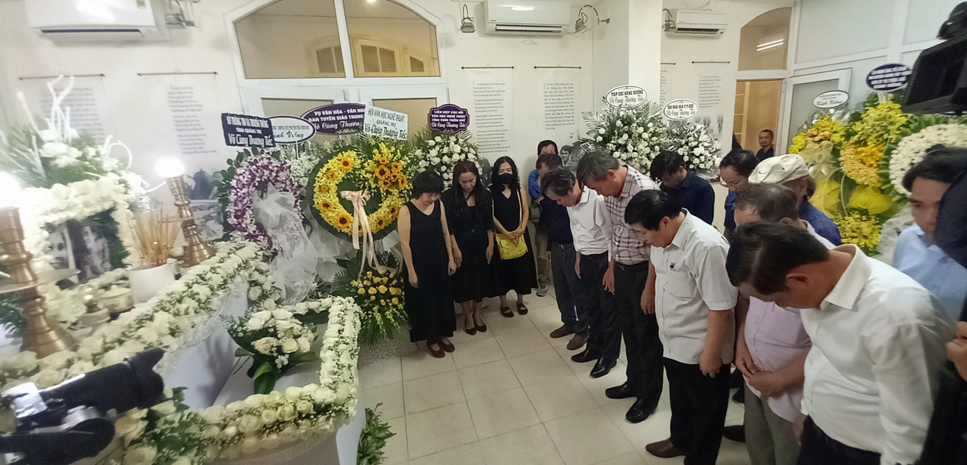 Đo&agrave;n tỉnh Quảng Trị d&agrave;nh ph&uacute;t mặc niệm tưởng nhớ nh&agrave; văn